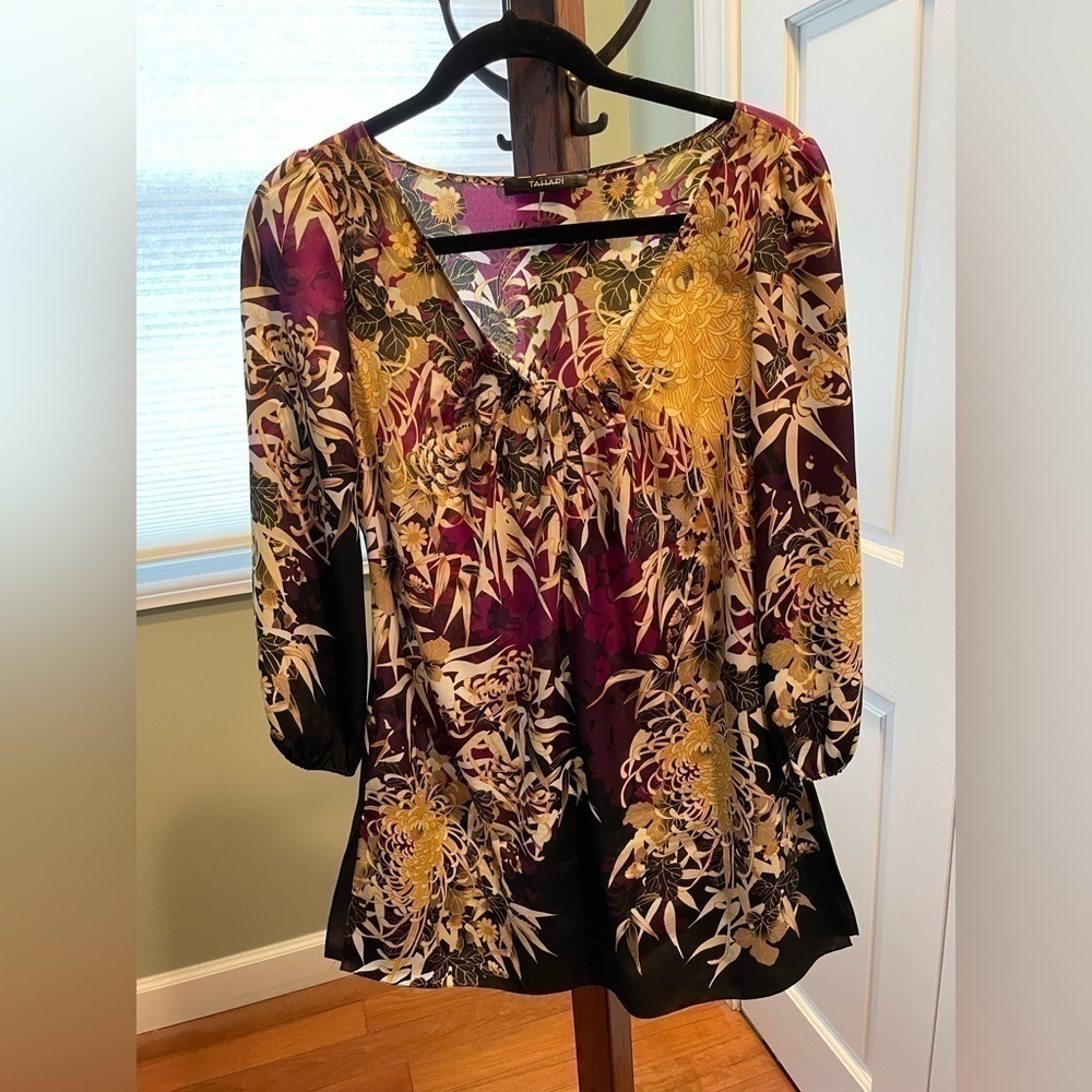 Tahari 3/4 sleeve floral top size Medium